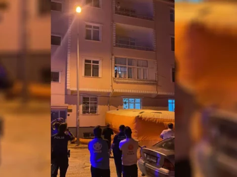 Evinin balkonundan atlamak isteyen sahsi polisler ikna etti k4wLAOfE